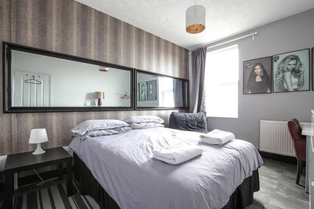 Large Modern Apartment With Garden Sleeps 10 Guests Londen Buitenkant foto
