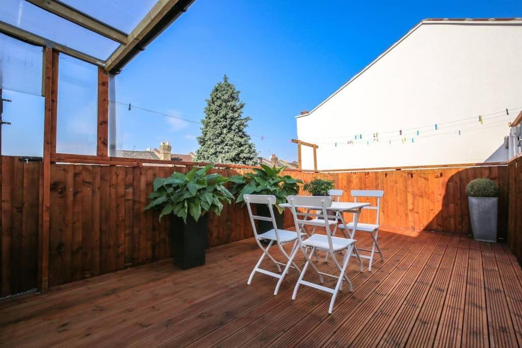 Large Modern Apartment With Garden Sleeps 10 Guests Londen Buitenkant foto