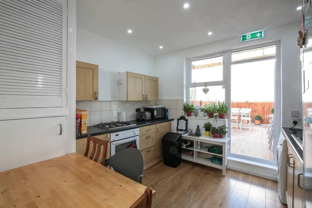 Large Modern Apartment With Garden Sleeps 10 Guests Londen Buitenkant foto